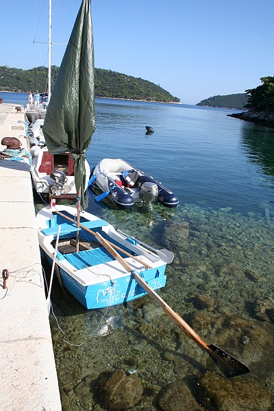 2009-07-Croatia_2009-07-15 _ 16_08_58_IMG_9097.jpg - A to już sporty ekstremalne. Nasz rodak (pozdrownienia dla wspaniałych Rodaków poznanych na Mrcara) zaprojektował i wykonał ten jacht wedle własnej wizji. Cudo.